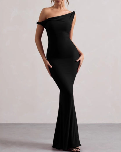 Langes figurbetontes One-Shoulder-Kleid